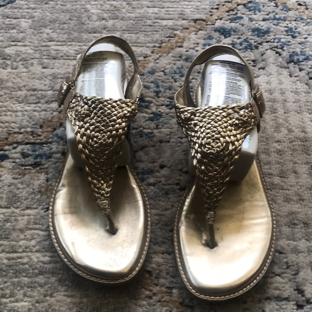 Arturo Chiang Gold Sandals Sz 8 1/2